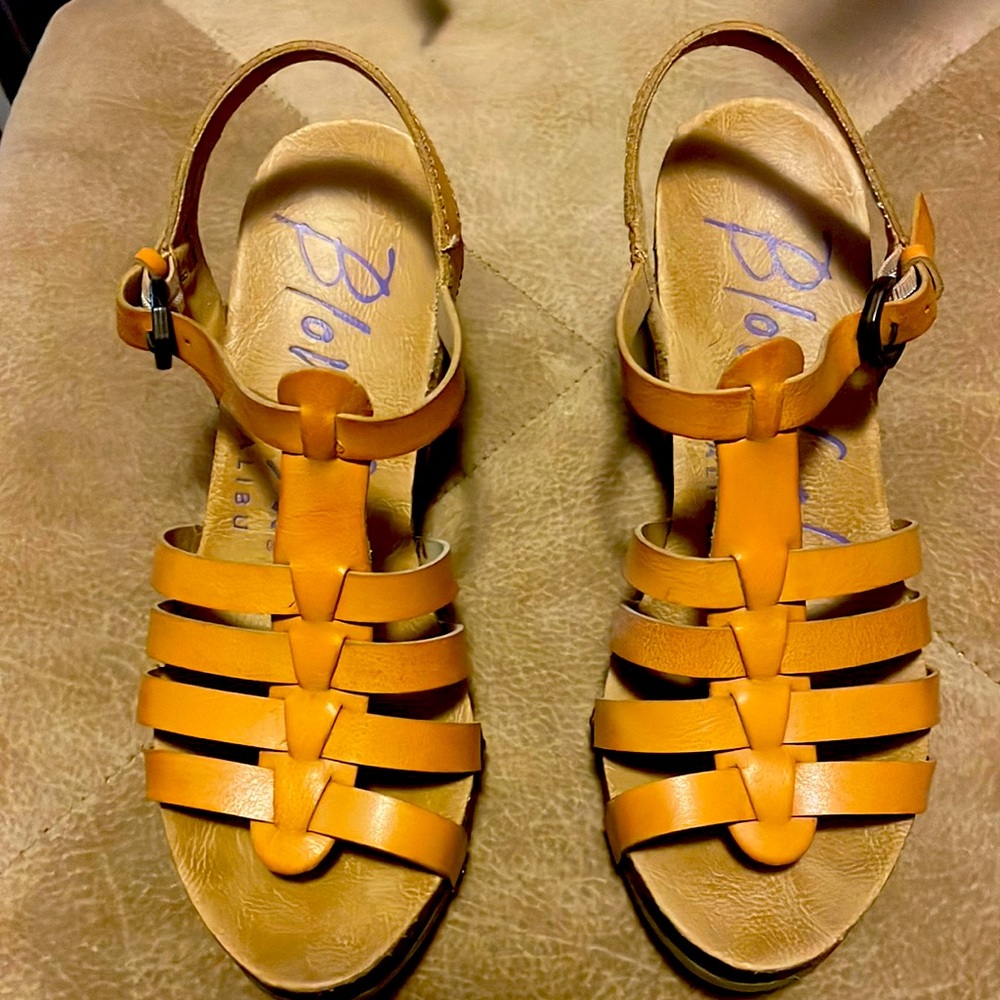 Women’s wedge sandals